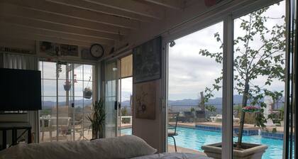 Espectacular vista a la ciudad con piscina climatizada y jacuzzi