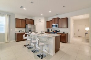 Fridge, microwave, stovetop, dishwasher