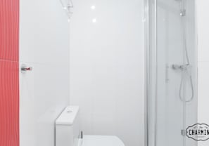 Badewanne, kostenlose Toilettenartikel, Haartrockner, Handtücher