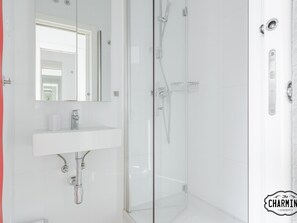Bathtub, free toiletries, hair dryer, towels - Gran Vía Callao 5 - Stunning views in the heart of Madrid (Madrid)