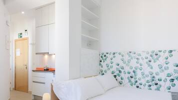 1 habitación, tabla de planchar con plancha, internet y ropa de cama