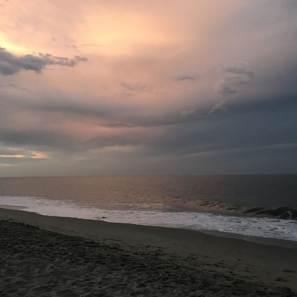 Beach nearby, sun loungers - Steps to a private beach. Ocean and bay views from decks. (Bethany Beach)