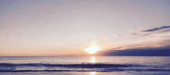 プライベートビーチへのステップ。 デッキからの海と湾の眺め。