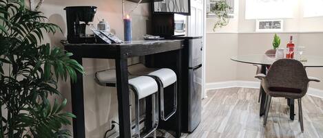 冷蔵庫、電子レンジ、コーヒー / ティーメーカー、調理器具と食器