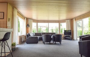 Kamin, Videospielkonsole, DVD-Player, Stereoanlage