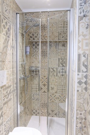 Shower, hair dryer, bidet, towels