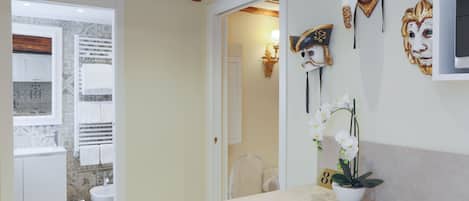 Shower, hair dryer, bidet, towels