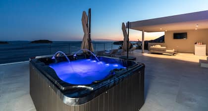 Villa Desire - Kolmen makuuhuoneen huvila uima-altaalla ja merinäköalalla