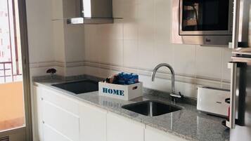 Frigorífic gran, microones, forn i placa de cuina