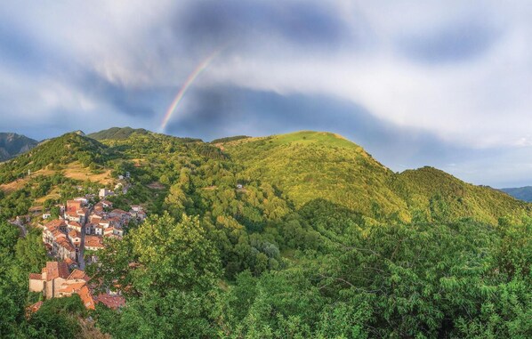 Un paysage montagneux avec un village niché au milieu de collines verdoyantes.