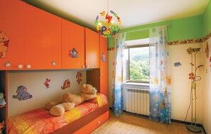 4 bedrooms, travel crib, free WiFi