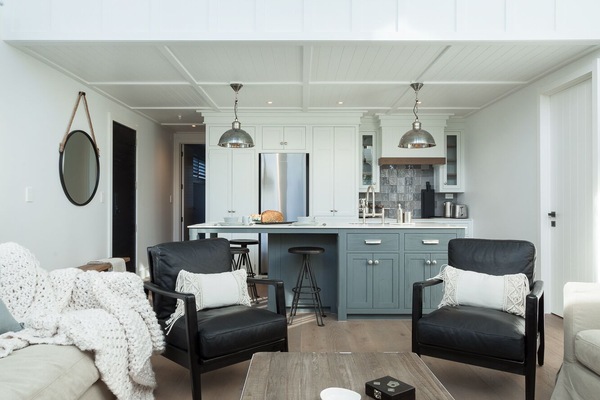 Smart TV, caminetto, impianto stereo