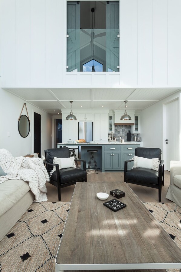 Smart TV, fireplace, stereo - Paradise Beach 3 Bedroom Luxury Barn  Accommodation (Papamoa Beach)