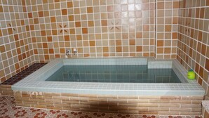 A rectangular hot tub with a tiled interior and a tiled floor. - New Fukudaya (Minamiuonuma)