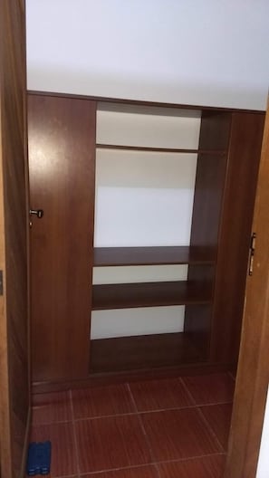 2 quartos, espaço de trabalho para notebook