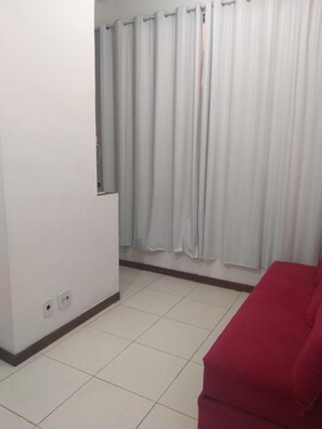 2 quartos, espaço de trabalho para notebook