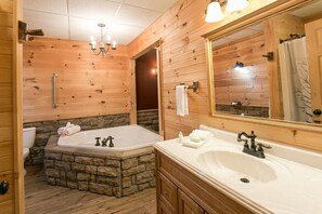 Hair dryer, towels - Luxury Cabin with Kitchen, Fireplace, Living Room. Sleeps up to 8 (Millersburg)
