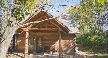 Luxury Cabin with Kitchen, Fireplace, Living Room. Sleeps up to 8