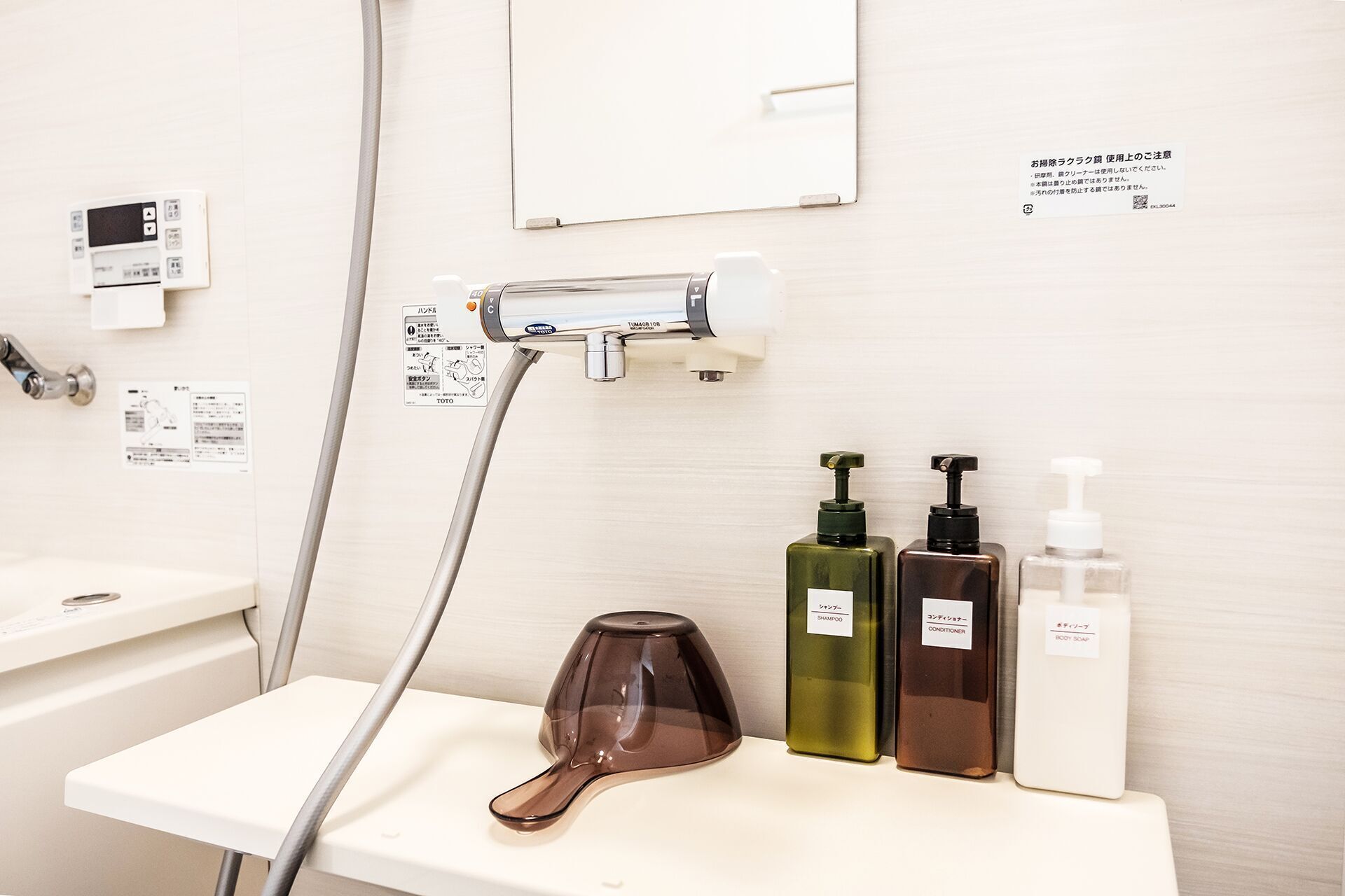 Separate tub and shower, free toiletries, hair dryer, bidet