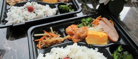 Dos bento con arroz, verduras y carne.