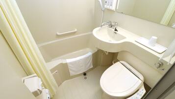 Une salle de bain avec une baignoire, un lavabo, des toilettes et un miroir.
