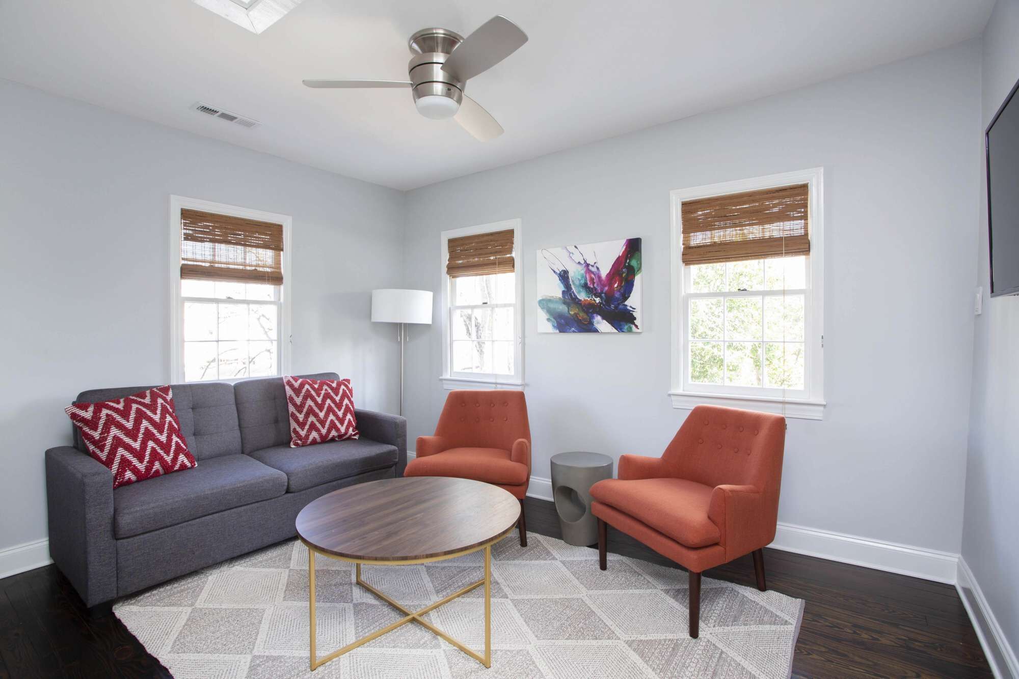 Freshly Renovated 2 Bedroom Apt, 1 Block to King!