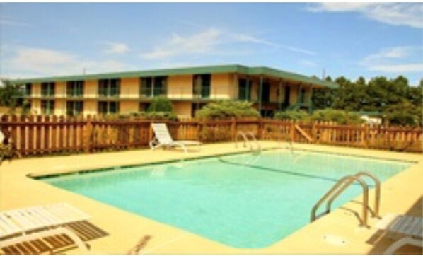 Piscine extérieure en saison