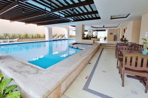 สระว่ายน้ำกลางแจ้ง