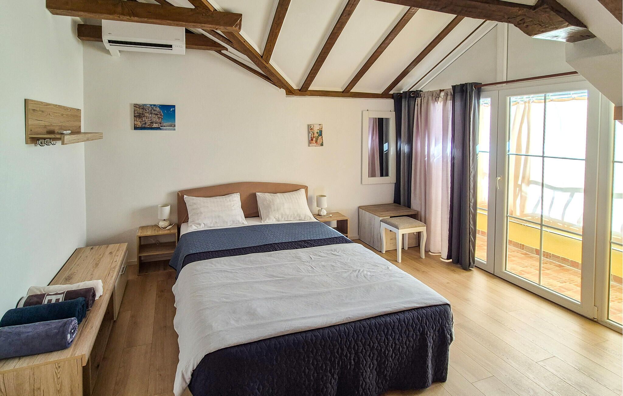2 bedrooms, WiFi (free), bed sheets