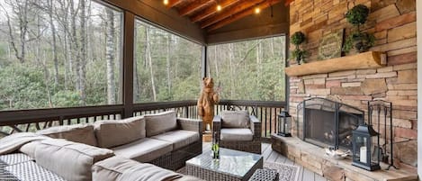 Älytelevisio, takka, videopelejä, DVD-soitin