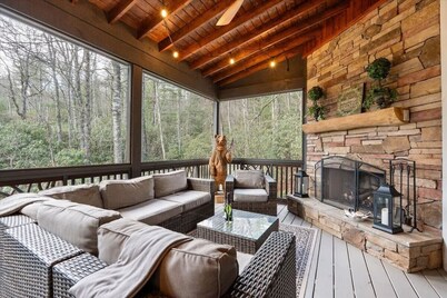 Luxury Creekside Cottage, Hot Tub, Fire Pit, 4 Porches, Near Cashiers & Sapphire