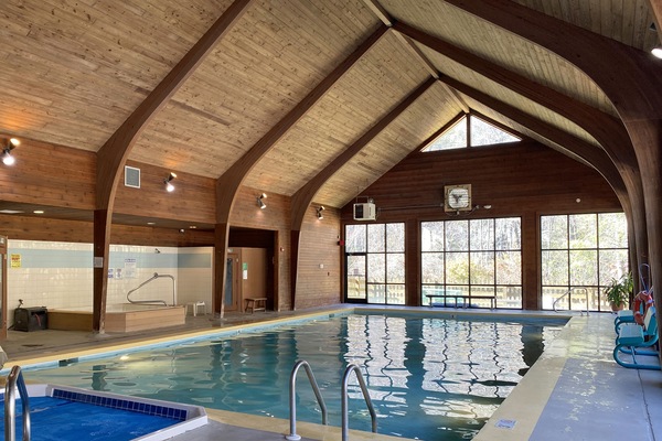 Una piscina techada, una piscina al aire libre