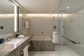 Secador de pelo, toallas, shampoo, papel higiénico
