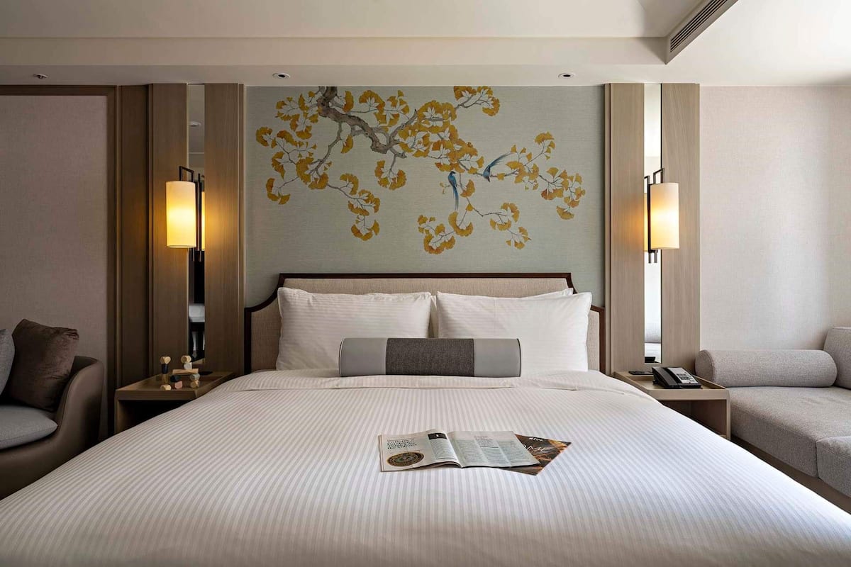 1 bedroom, hypo-allergenic bedding, down duvets, memory-foam beds