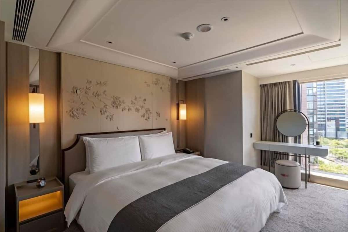 1 bedroom, hypo-allergenic bedding, down duvets, memory-foam beds