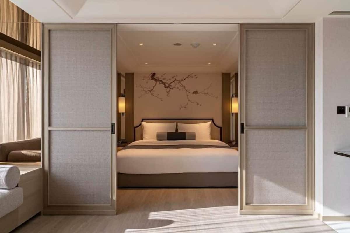 1 bedroom, hypo-allergenic bedding, down duvets, memory-foam beds