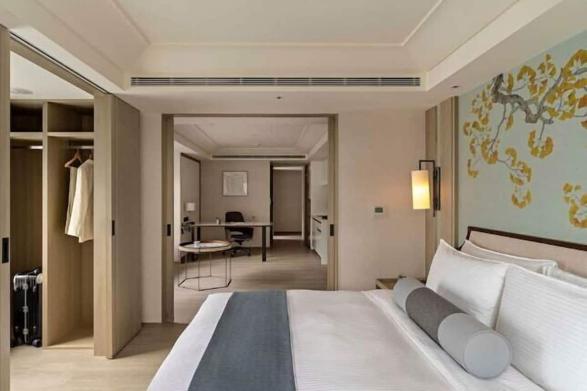 1 bedroom, hypo-allergenic bedding, down duvets, memory-foam beds