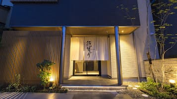 住宿正面 - 傍晚/夜晚