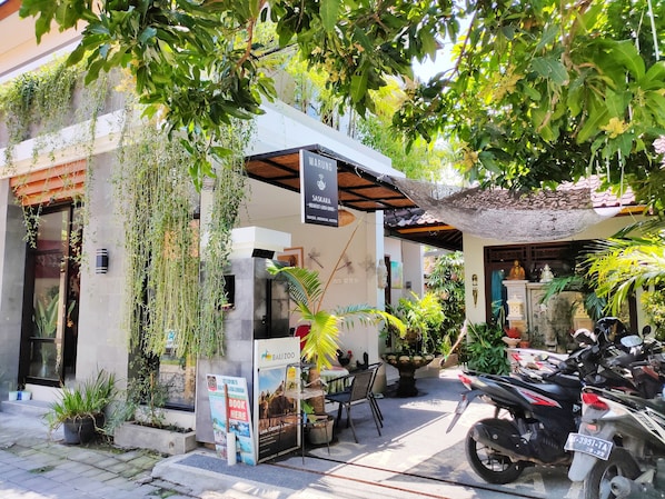 Enjoy a casual dining experience in a serene atmosphere with a variety of cuisines, including seafood, Indonesian, and Western options.