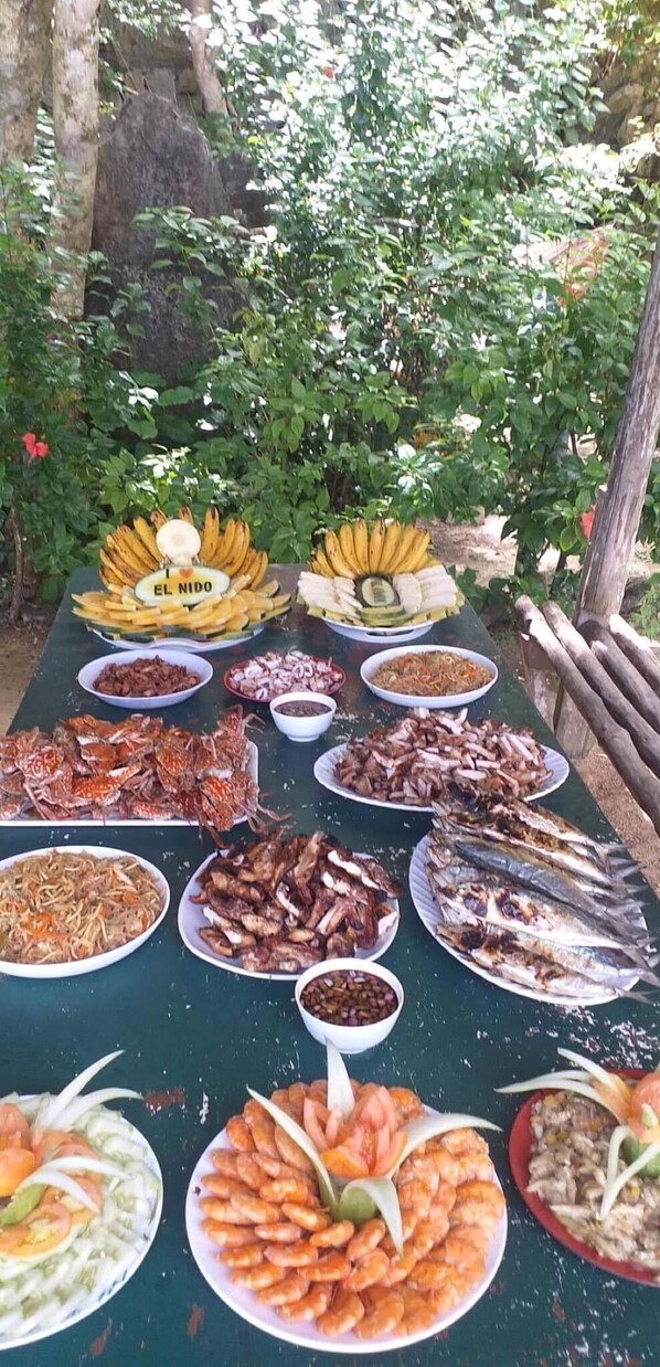 Breakfast, lunch served; local and international cuisine, garden views  - El Nido Hostel Sun Valley (El Nido)