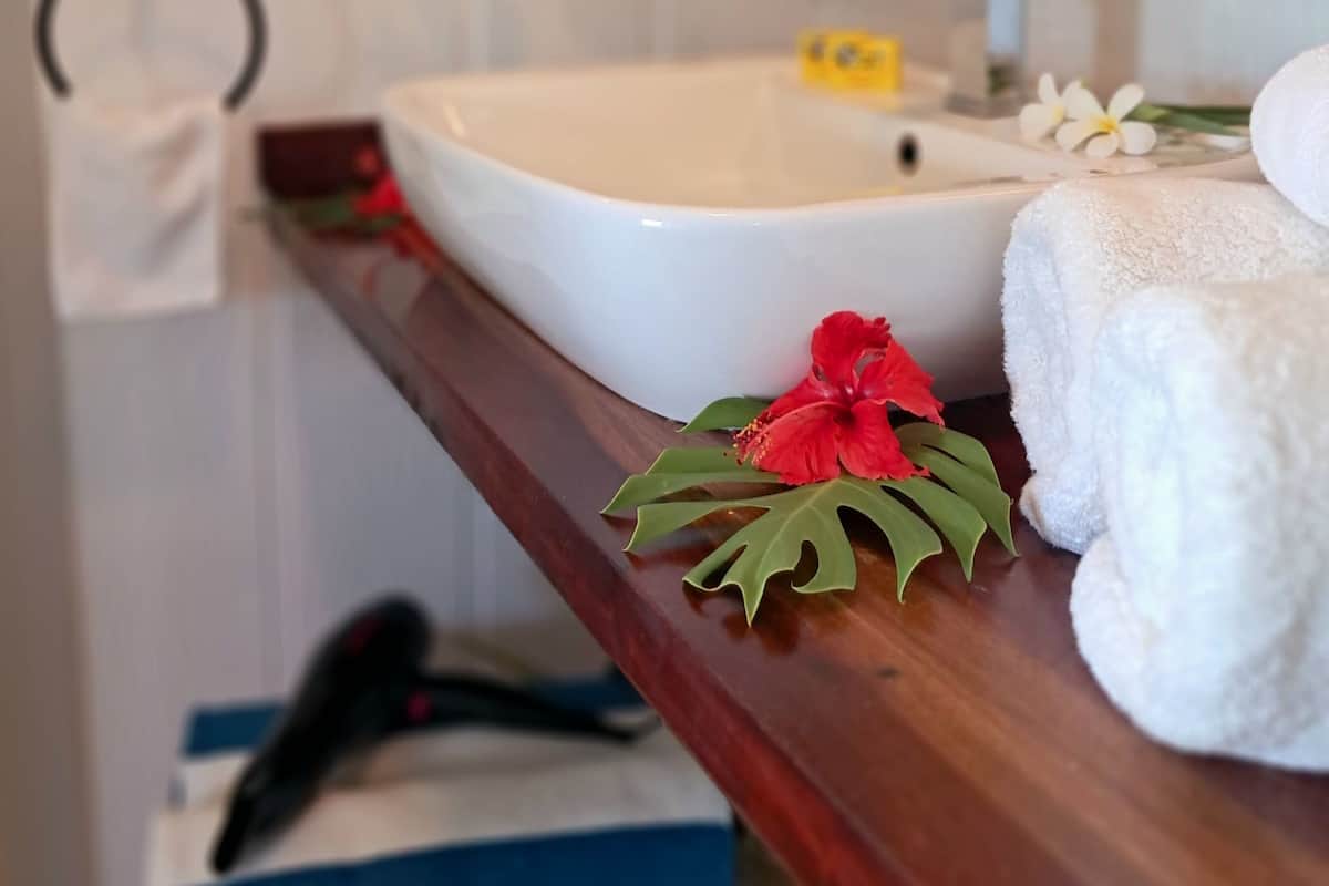 beach room | bathroom | shower, hair dryer, towels, soap