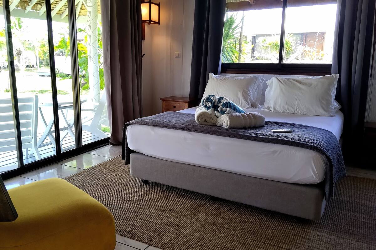 family room | 1 bedroom, in-room safe, free wifi, bed sheets