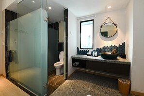 Deluxe trippelrum (Duplex Family Plus 1) | Badrum | Dusch, hårtork, tofflor och handdukar