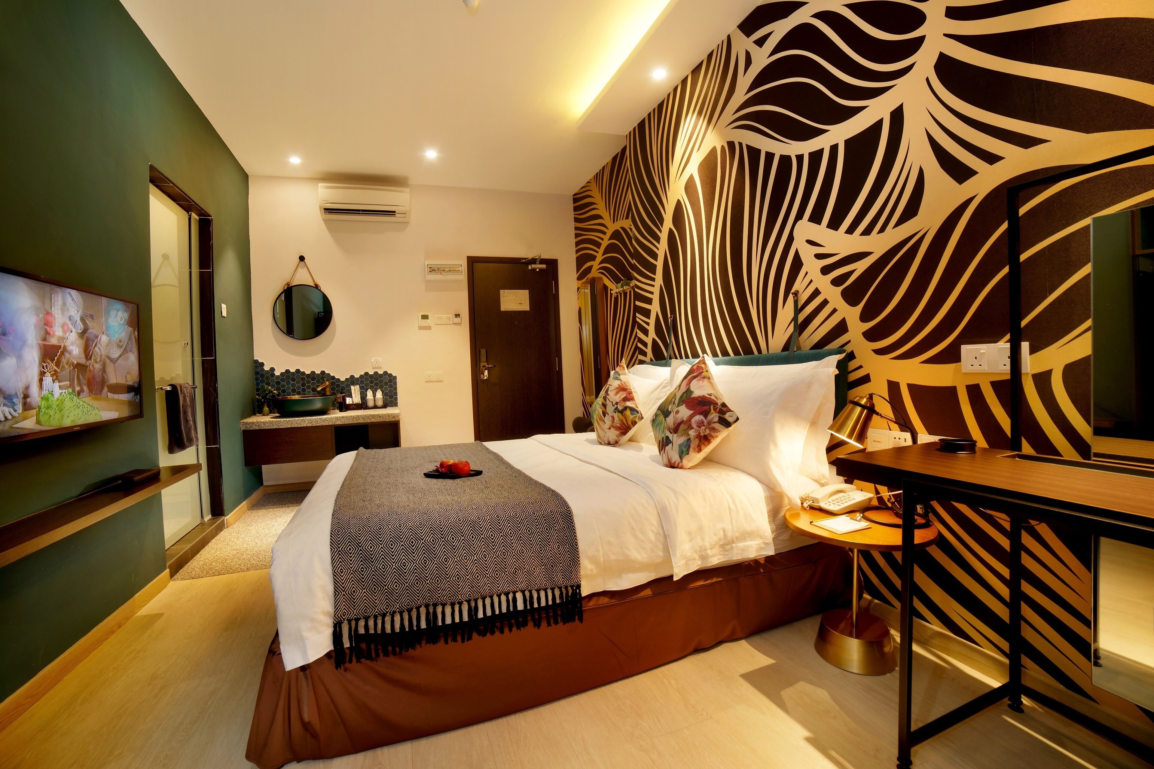 Deluxe-rum (Queen) | Minibar, värdeförvaringsskåp på rummet och mörkläggningsgardiner