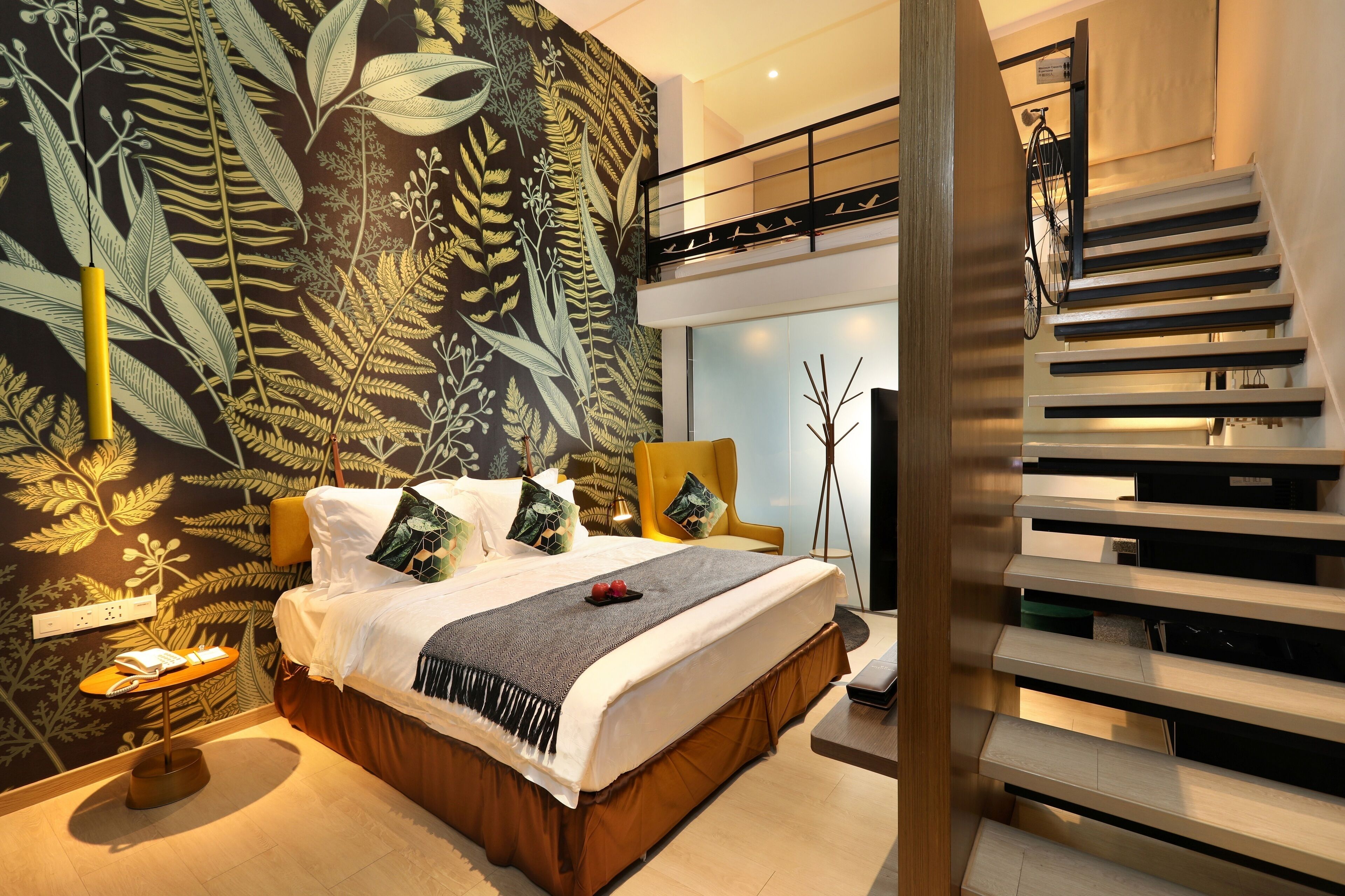 Deluxe-rum (Duplex King Plus 1) | Minibar, värdeförvaringsskåp på rummet och mörkläggningsgardiner