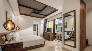 Habitación de hotel moderna con una cama grande, televisión, armario de madera y balcón con vistas.