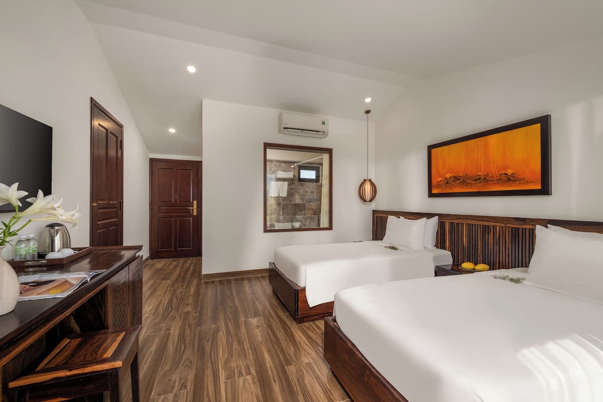 Habitación familiar, 2 habitaciones, no fumadores, vistas al jardín | 1 dormitorio, ropa de cama de alta calidad, minibar y caja fuerte