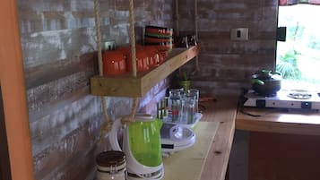 Jääkaappi, mikroaaltouuni, hummerimerta