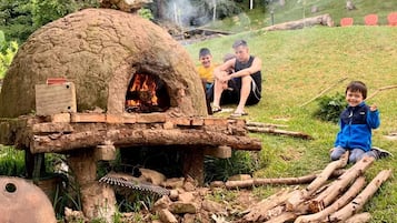Refrigerador em uma área comum, micro-ondas em uma área comum