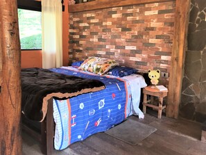 Cortinas blackout y tabla de planchar con plancha 